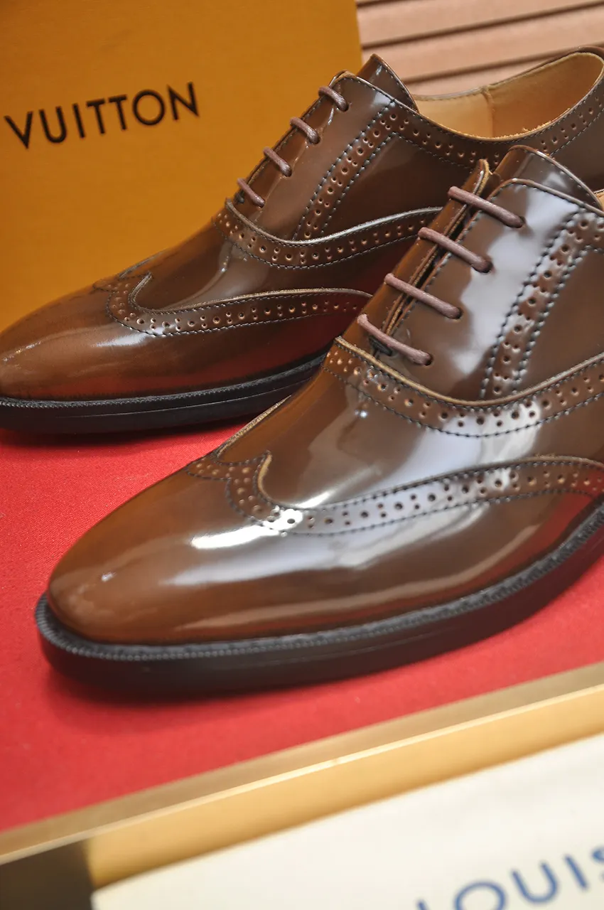 Men's men's shoes 💰500💶 [LV] (original single cowhide lining) 🍀LV's latest genuine leather business suit shoes are launched simultaneously on the official website. The first-layer cowhide imported from Italy is made of heavy gold, 💥official website 1:1 rubber outsole. Versatile to wear, high-end without losing class, and the color combination is extraordinary. This four-season style is alluring when worn on your feet, showing off your big-name flair. Standard code 38-45 (45 customized)